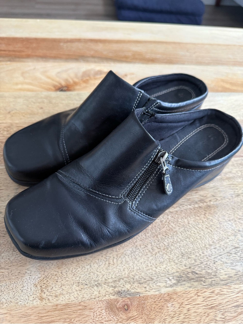 Naturalizer Black Leather Slip-On Clogs with Side Zipper